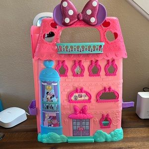 Minnie Mouse Bow-tel. In great shape, but missing suitcase.